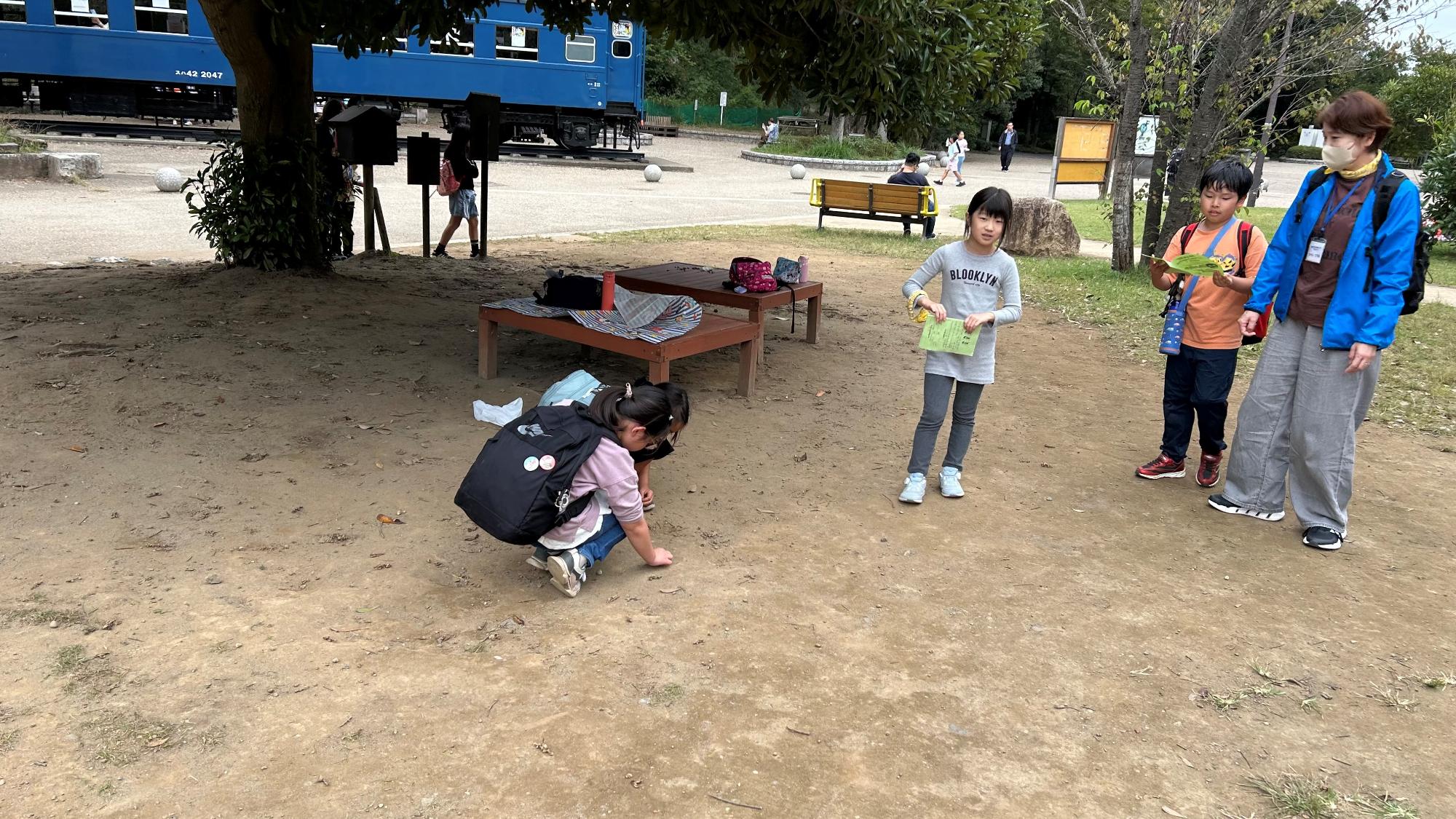 中央広場で遊ぶ子どもたちの写真