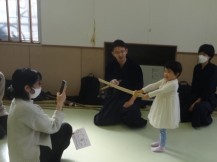 杖道に挑戦する幼児の写真