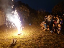 吹出し花火を見学する子どもの写真