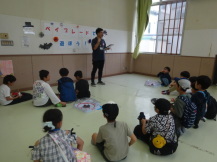説明を聞く子どもたちの写真