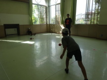 出るかスーパーショットを狙ってボールを投げる小学生の写真