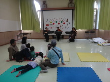 演奏を聴く親子の写真
