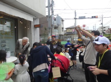 トリックオアトリート!と声をかけ、お菓子をもらう小学生の写真
