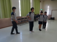 ボッチャをプレイしている4人の中学生