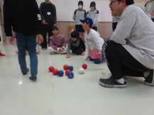 勝敗をジャッジする先生と小学生たち