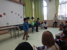 けん玉が得意な小学生4人がそれぞれ得意な技を発表している写真