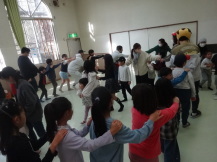 みんなでジャンケン列車をしている写真