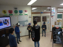 毎日けん玉の練習をしている小学生のチームの写真