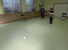 ジャックボールを真剣に見つめ、どうやって投げようか、真剣に考えている小学生の写真