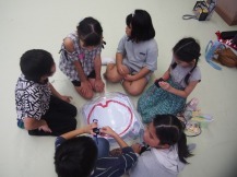 男の子も女の子も楽しんでいる写真