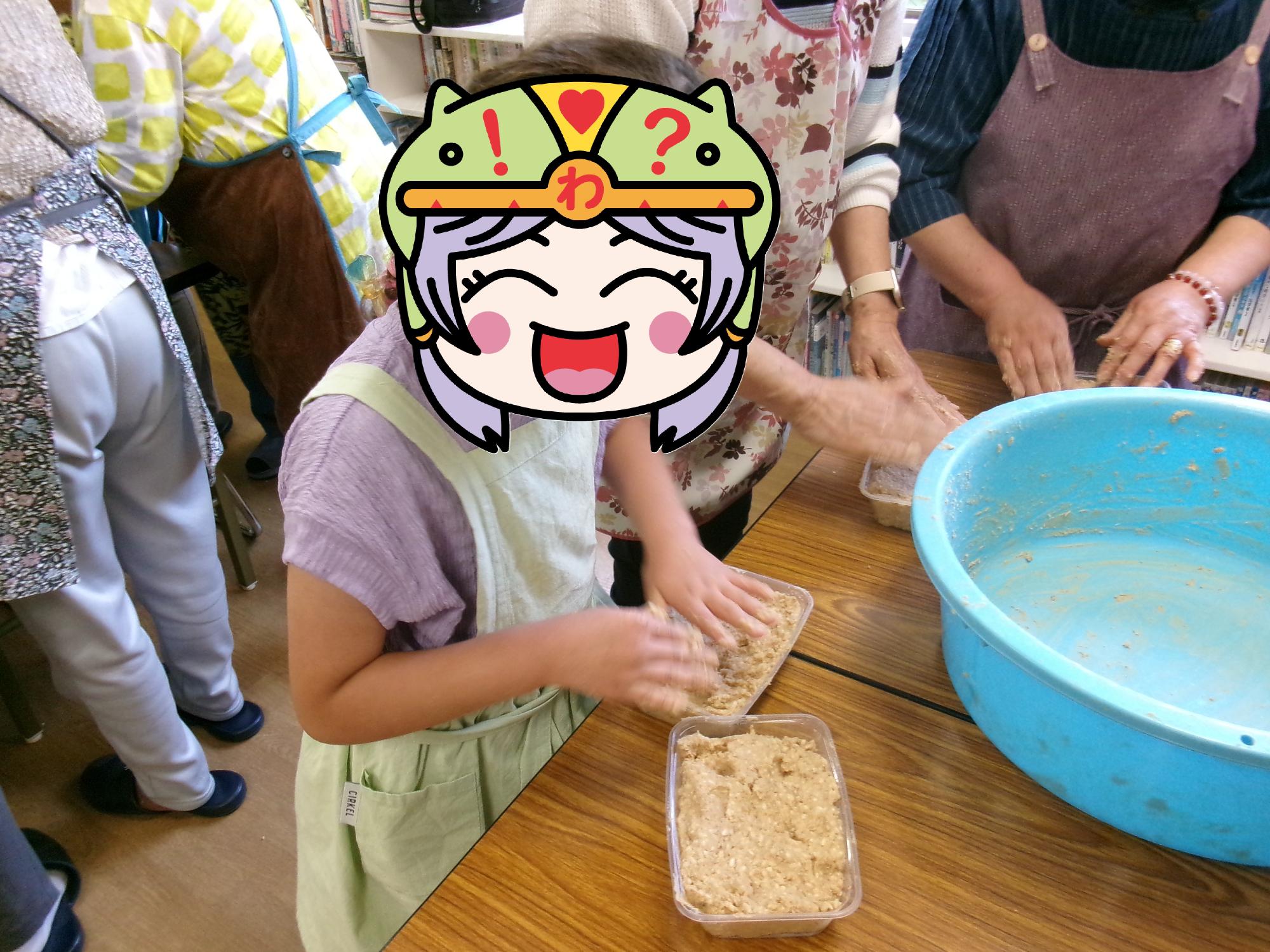 完成した味噌をタッパーに詰めている写真