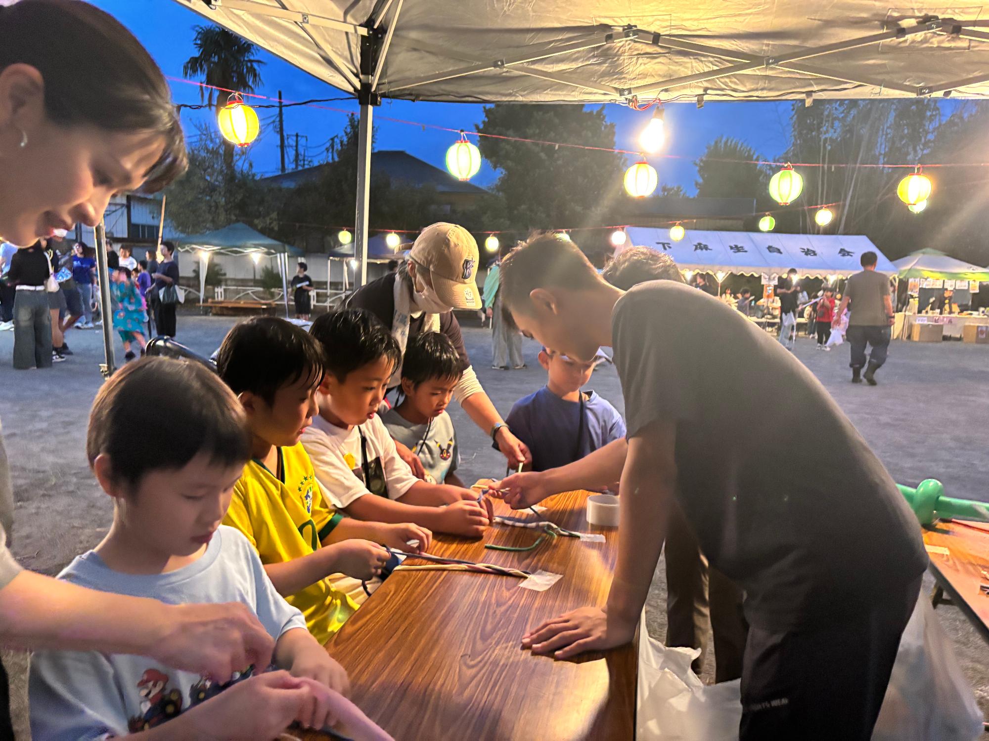 工作を教えている中学生の写真