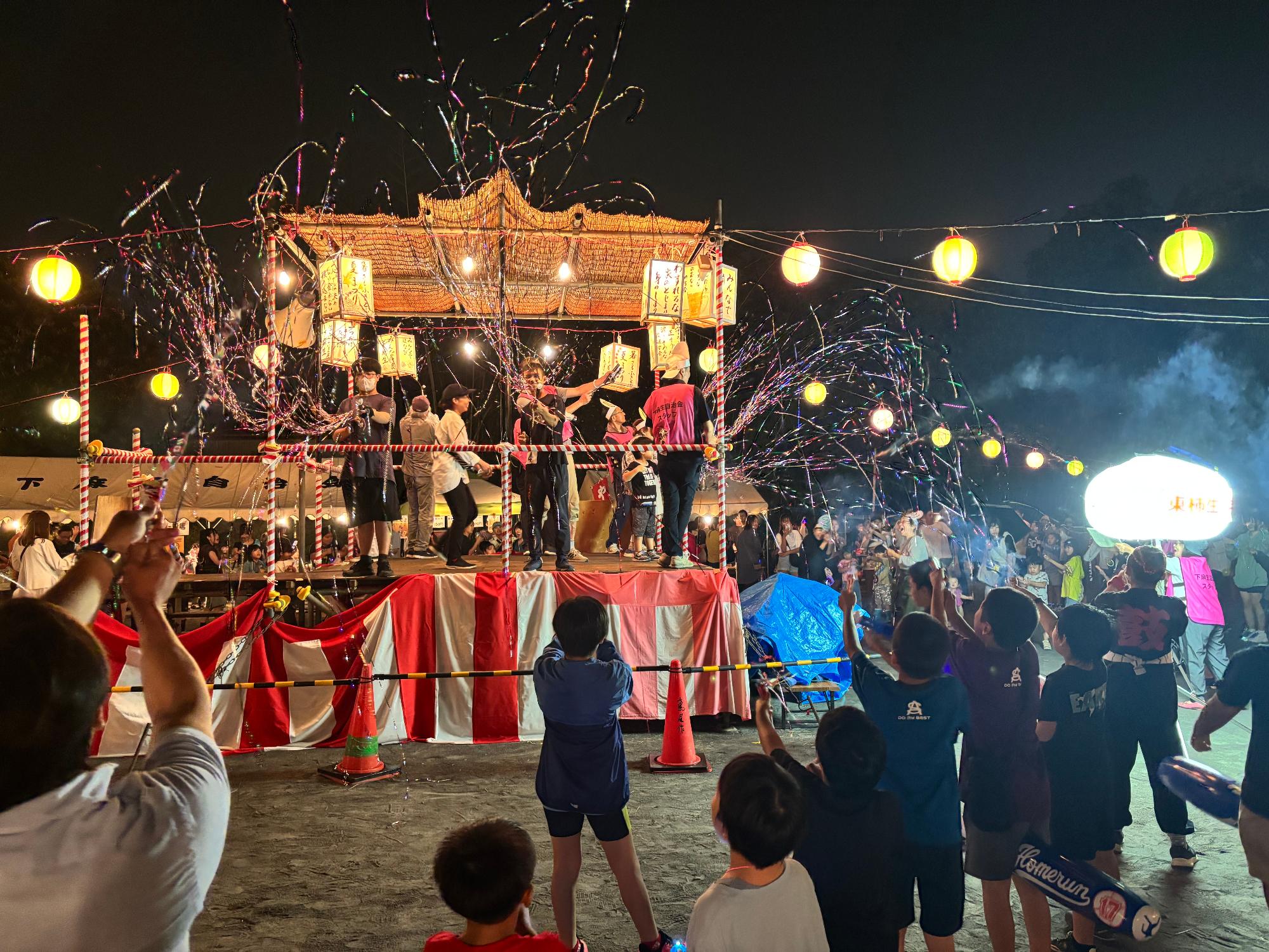 クラッカーを鳴らしている子どもの写真