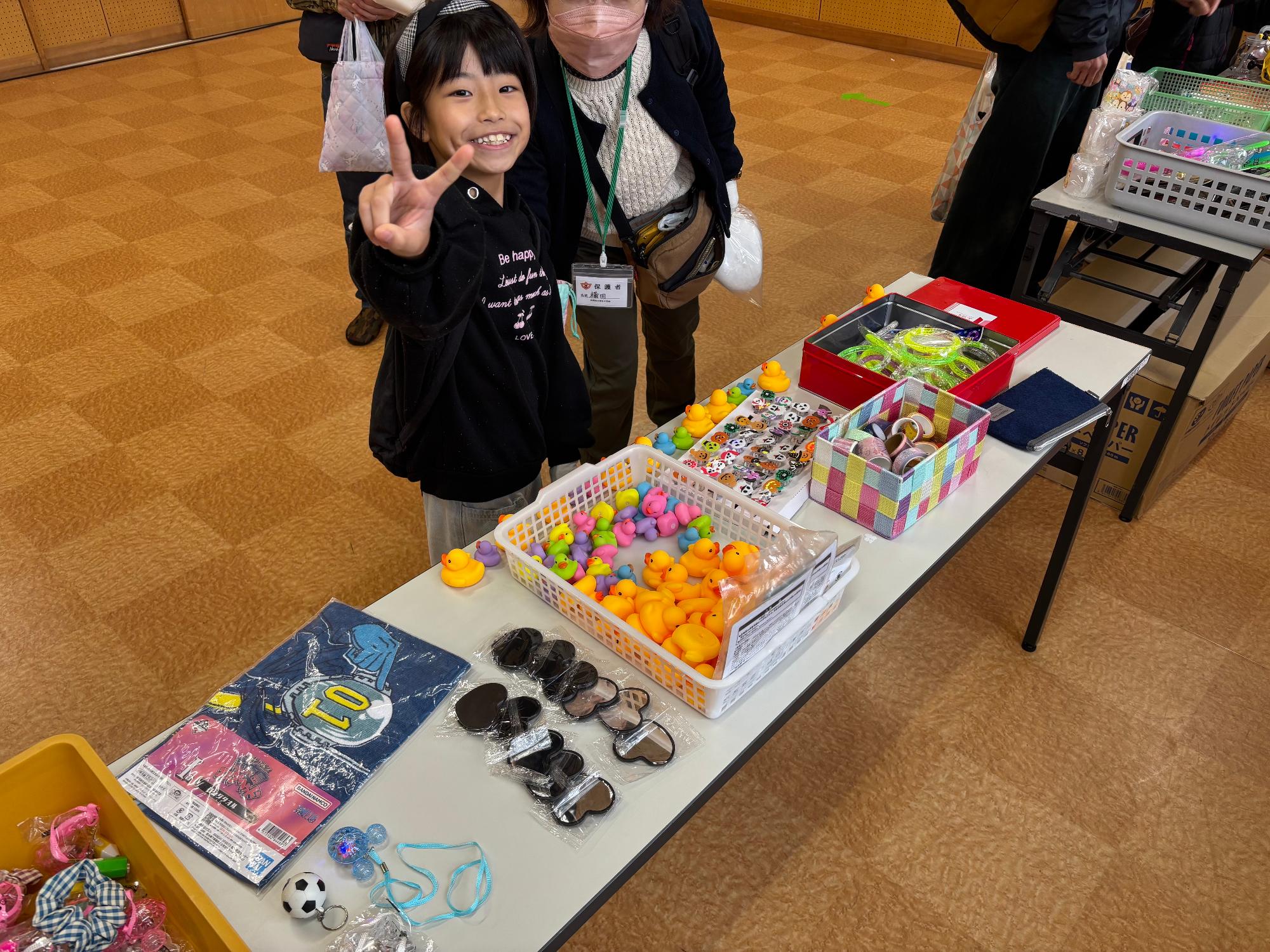 景品を選んでいる子どもの写真