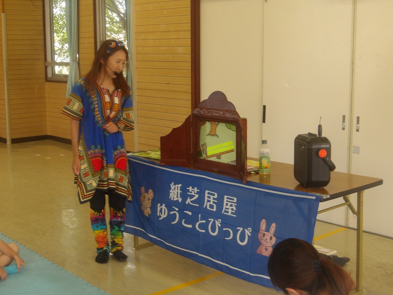 紙芝居を聞く乳幼児親子の写真