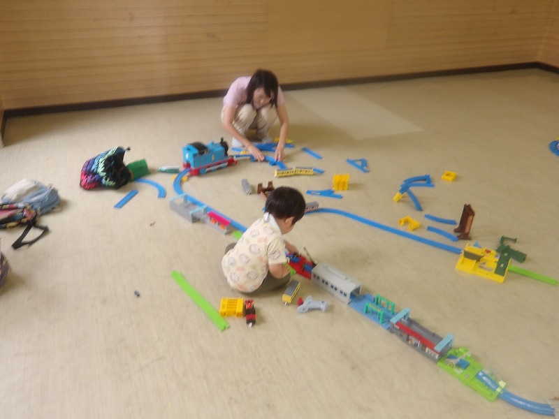 プラ電車を走らせている幼児の様子