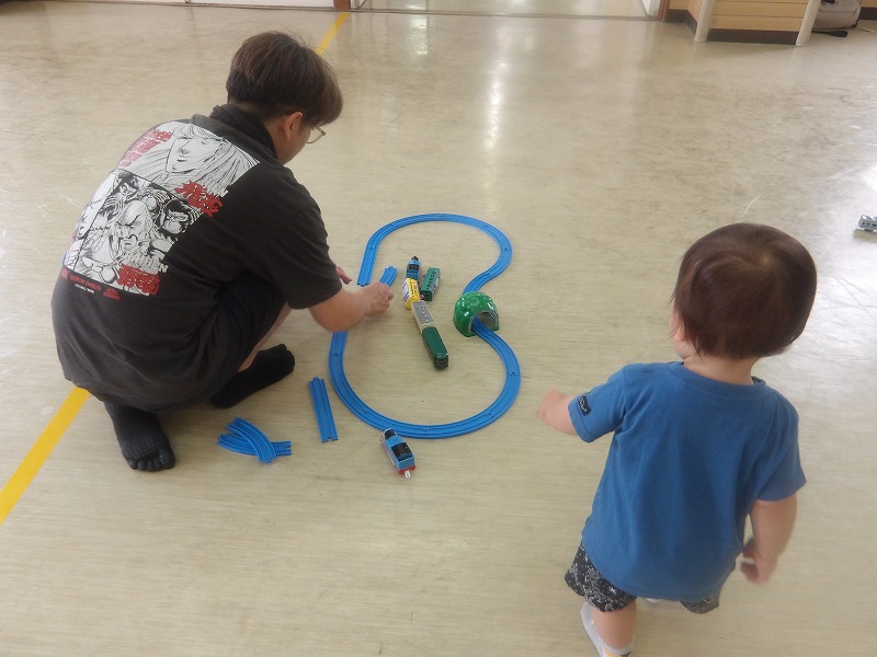 プラ電車を走らせている幼児の様子