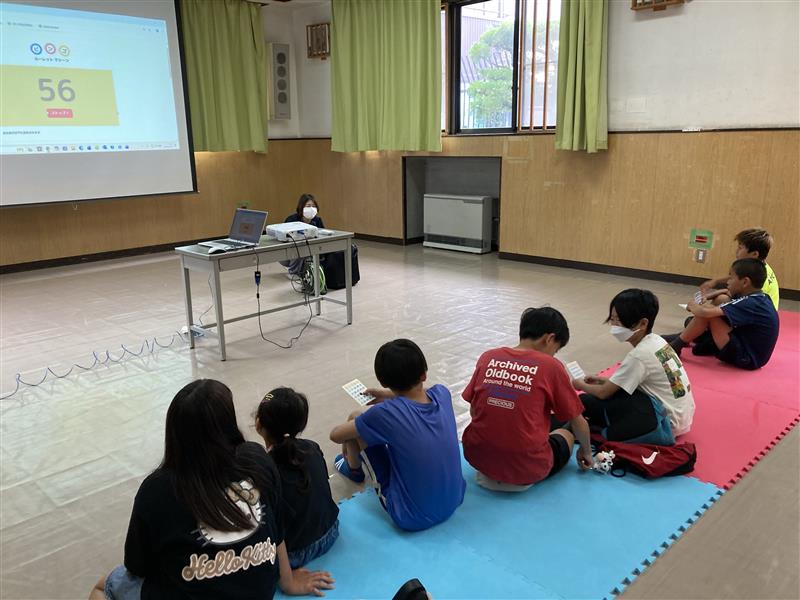 児童たちがビンゴをしている様子