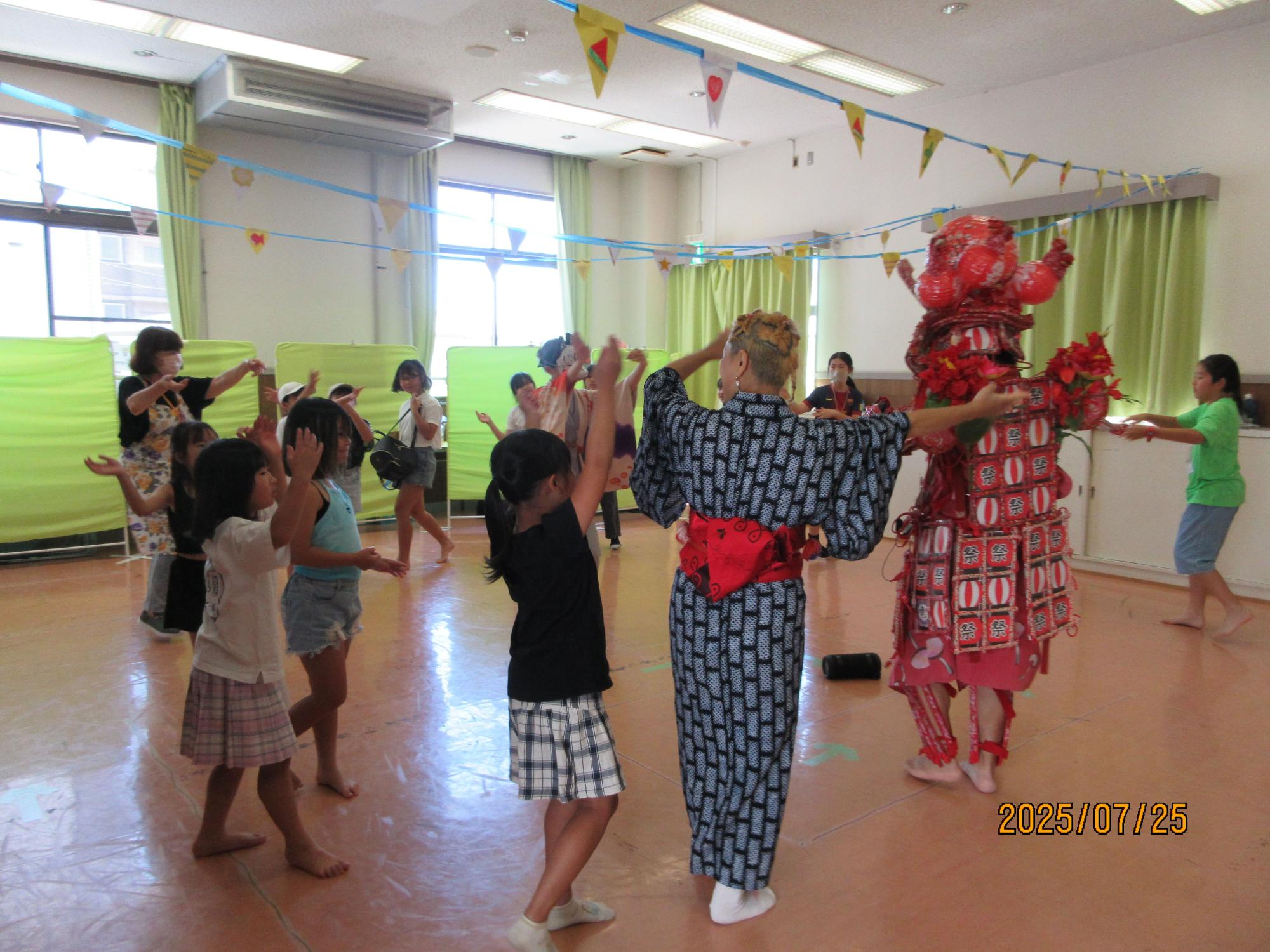 2025年7月_ミニ祭りの盆踊りの様子
