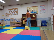 ピアノに触りに行く幼い男の子の写真
