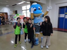 ふろん太くんと記念撮影ている4人の子供たちの写真
