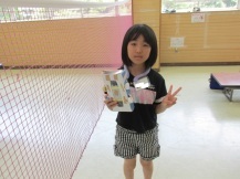 作品を持ちピースをした女の子の写真