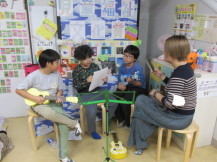 ウクレレの弾き語りの練習をしているさかなーずの小学生3人の男の子たちの練習風景の写真