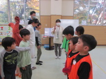 2つのチームが向かい合って並び挨拶をしている写真