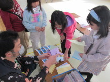 参加している子供たちが画用紙を選んでいる写真