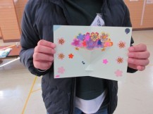 花の折り紙を重ねたカードをアップで写した写真