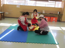 ゆらゆら揺れる遊具に座って遊んでいる赤ちゃんの写真