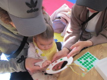 シール貼り工作をしている子どもの写真
