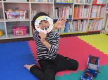 シール貼り工作をしている子どもの写真