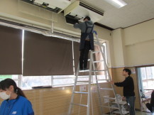 大掃除をしている子どもたちの写真