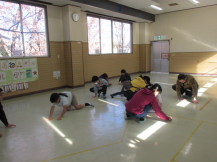 大掃除をしている子どもたちの写真