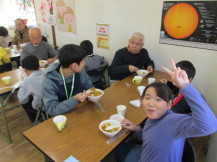 カレーを食べて交流している写真