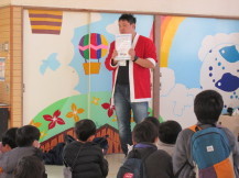 ベイブレードをしている子どもたちの写真