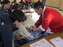 ベイブレードをしている子どもたちの写真