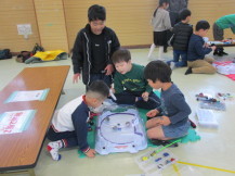 ベイブレードをしている子どもたちの写真