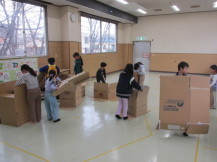 ダンボールハウスを作っている子どもたちの写真