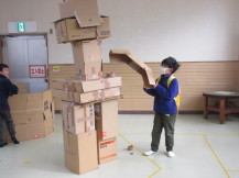 ダンボールハウスを作っている子どもたちの写真