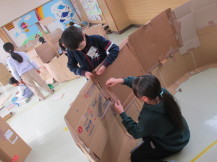 ダンボールハウスを作っている子どもたちの写真