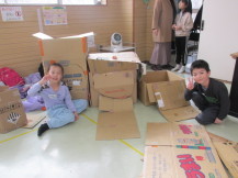 ダンボールハウスを作っている子どもたちの写真