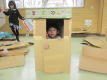 ダンボールハウスを作っている子どもたちの写真