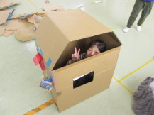 ダンボールハウスを作っている子どもたちの写真