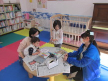 工作をしている子どもの写真