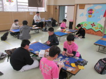 ポケカをしている子どもたちの写真