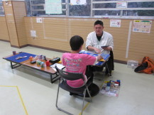 ポケカをしている子どもたちの写真
