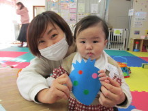 シール貼り工作をしている子どもの写真
