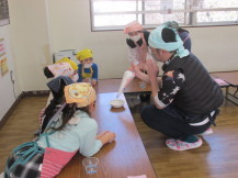 クッキングをしている子どもたちの写真